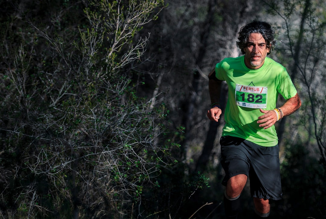 man-in-green-t-shirt-running-with-182-numbered-shirt-rdqpj1udaq